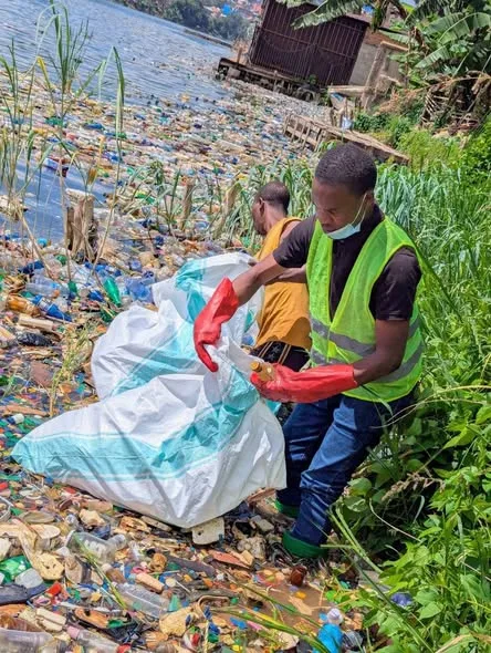 Collecte de bouteilles plastiques sur une rive du lac Kivu.