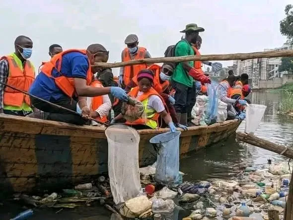 Ramassage des déchets flottants depuis une pirogue.