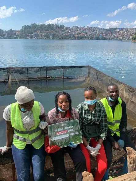 Message de sensibilisation des jeunes au bord du lac.