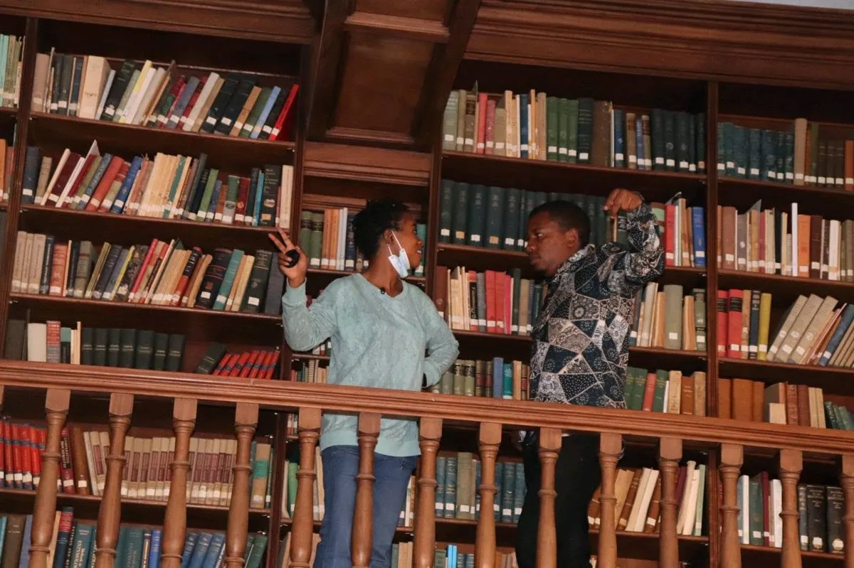 Repérage des collections sur la mezzanine de la bibliothèque.